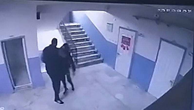 Okul müdürü otizmli öğrenciyi merdivenlerden itti