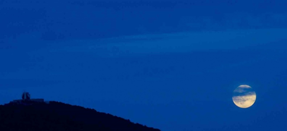 Spil Dağı’nın eşsiz manzarası "Kunduz Süper Ay" ile aydınlandı