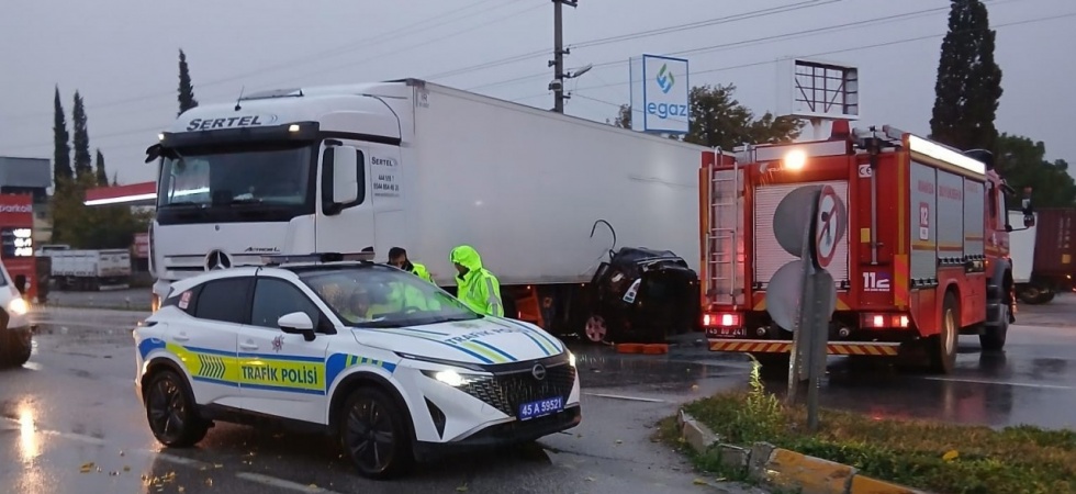 Tırın altında kalan otomobildeki karı koca hayatını kaybetti