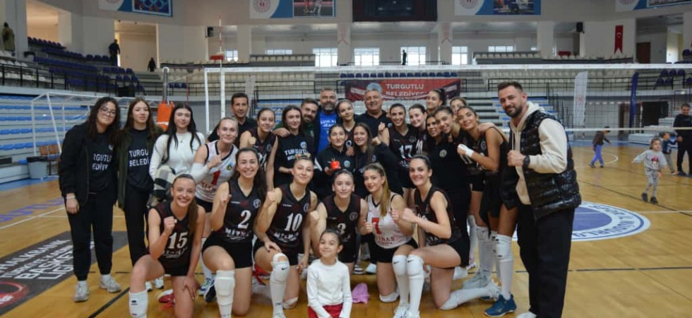 Turgutlu Belediyesi Kadın Voleybol Takımından Taraftarı Önünde Net Galibiyet