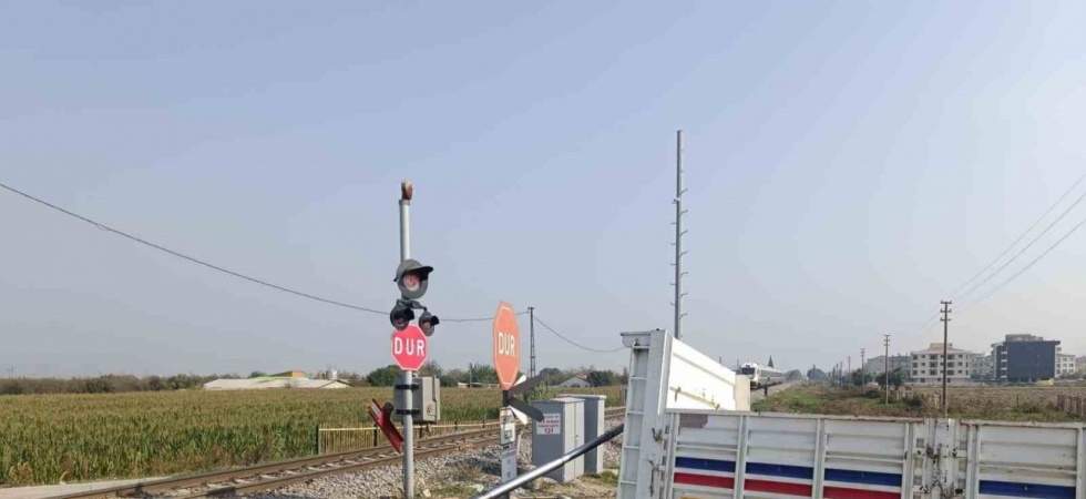 Turgutlu’da hemzemin geçitte kaza: Kamyonetin kasası koptu