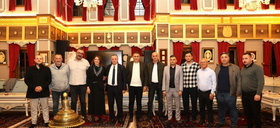 YUNUSEMRE BELEDİYESPOR'DAN BAŞKAN BALABAN'A SÜRPRİZ KUTLAMA