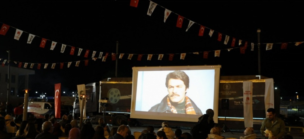 Yunusemre Belediyesinden Vatandaşlara Açık Havada Sinema Keyfi