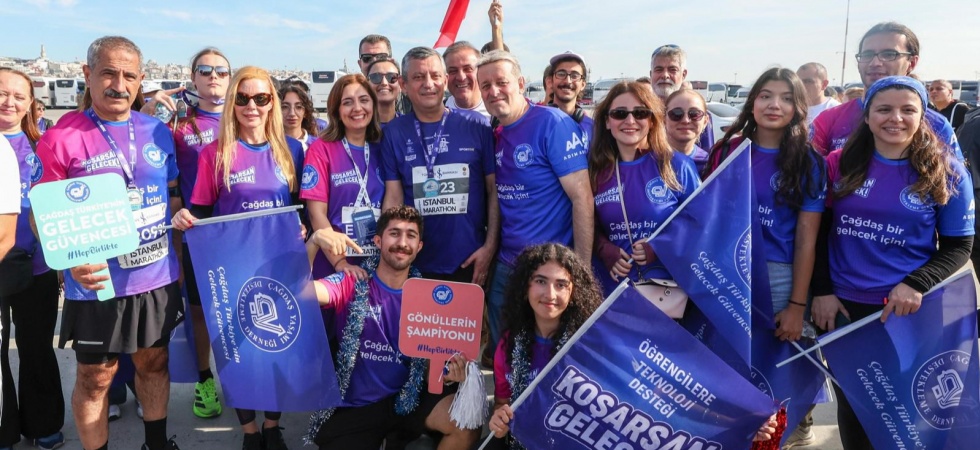 CHP Lideri Özgür Özel, Memleketi Manisa İçin Koştu: ÇYDD Manisa Maratonda Türkiye Zirvesine Çıktı