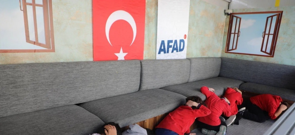 Deprem anı gerçekçi bir ortamda canlandırıldı