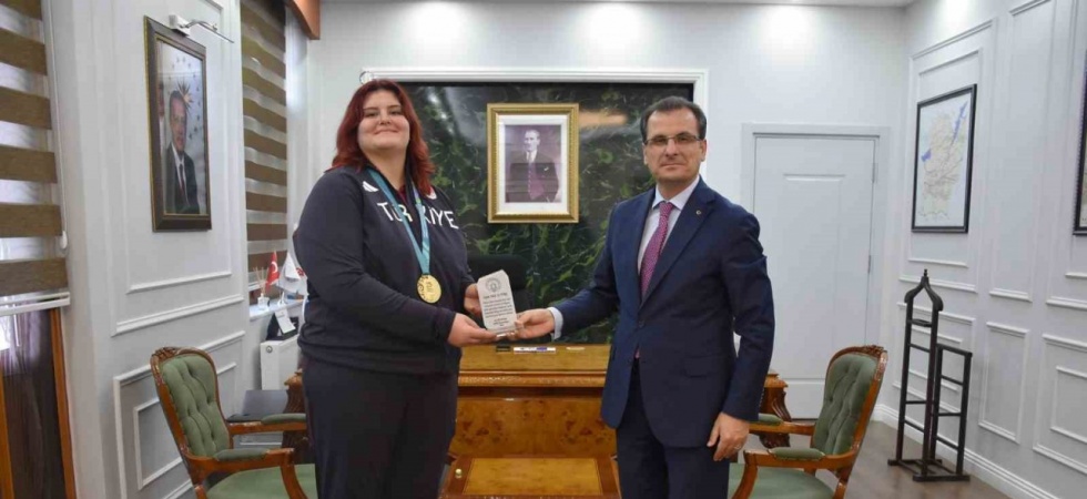 Kaymakam Güldoğan’dan şampiyon judocu Öztürk’e plaket