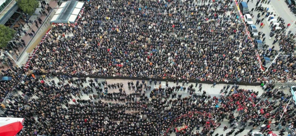 Manisa, ilk kadın başkanına ağladı
