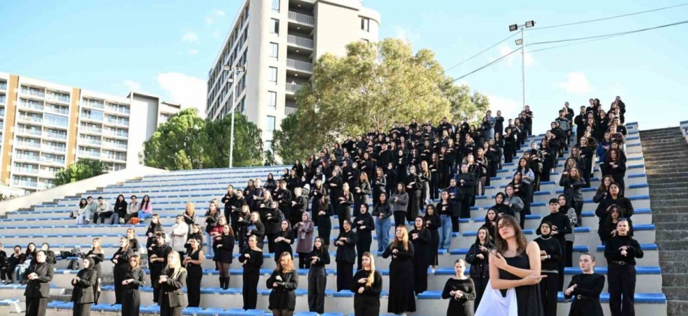 MCBÜ’de 300 öğrenciden "Karsu - Zaman" işaret dili performansı