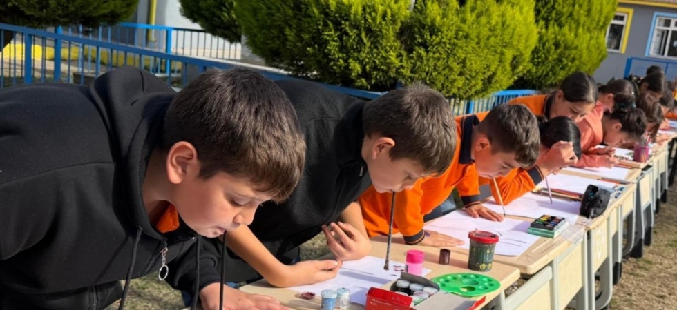 Öğrenciler empati yaparak ellerini kullanmadan resim yaptı