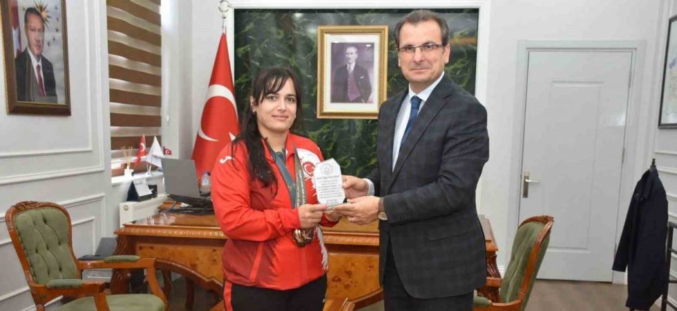 Olimpiyat madalyalı judocuya Kaymakam Güldoğan’dan plaket