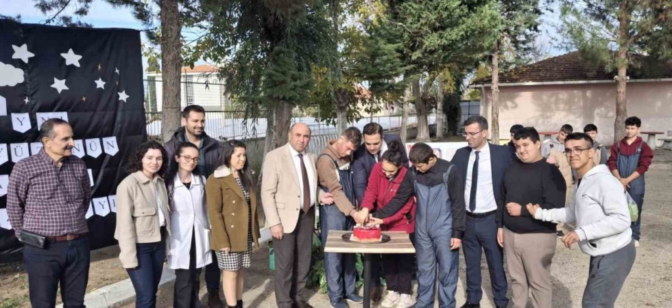 Özel öğrenciler protokol üyeleriyle birlikte hasat yapıp pasta kesti