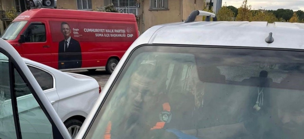 Parmakları aracın havalandırmasına sıkışan çocuğu itfaiye kurtardı