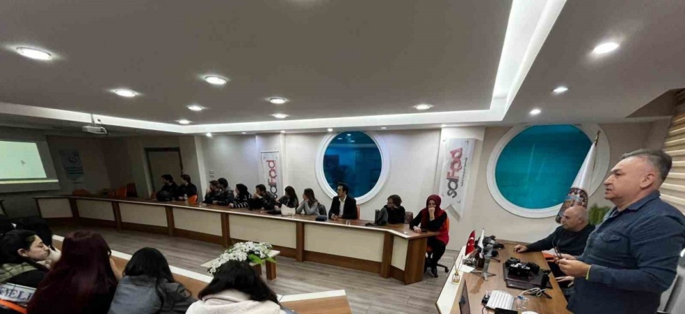 Salihli’de üniversite öğrencilerine mobil fotoğraf eğitimi