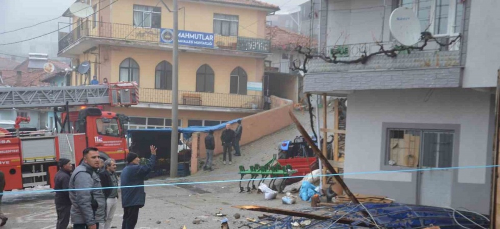 Demirci’de şiddetli fırtına cami minaresini yıktı