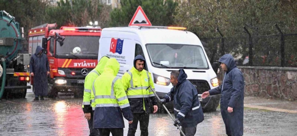 Ekiplerden sağanak yağışta yoğun mesai