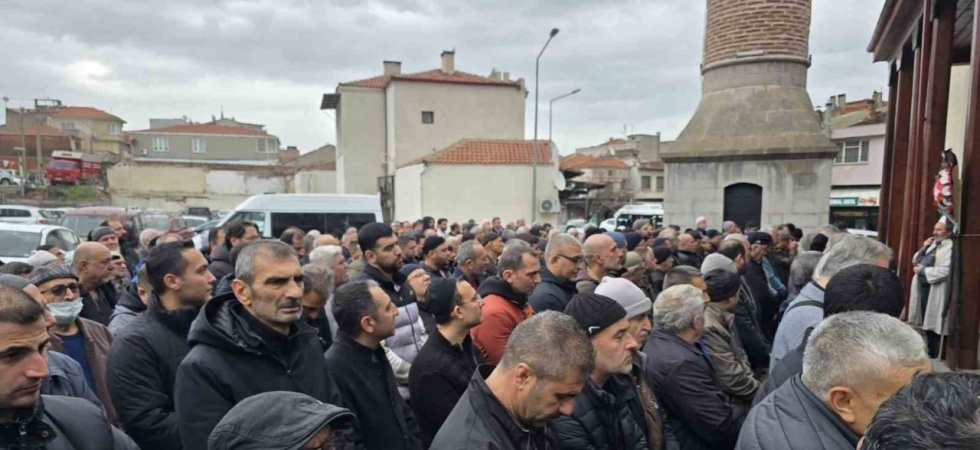 Kırkağaç’ın tarihi çınarı 112 yaşında hayatını kaybetti