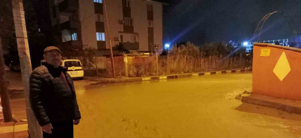 Manisa’da sağanak yağış etkili oldu: Otomobil dereye düştü, elektrikli otomobil alev aldı