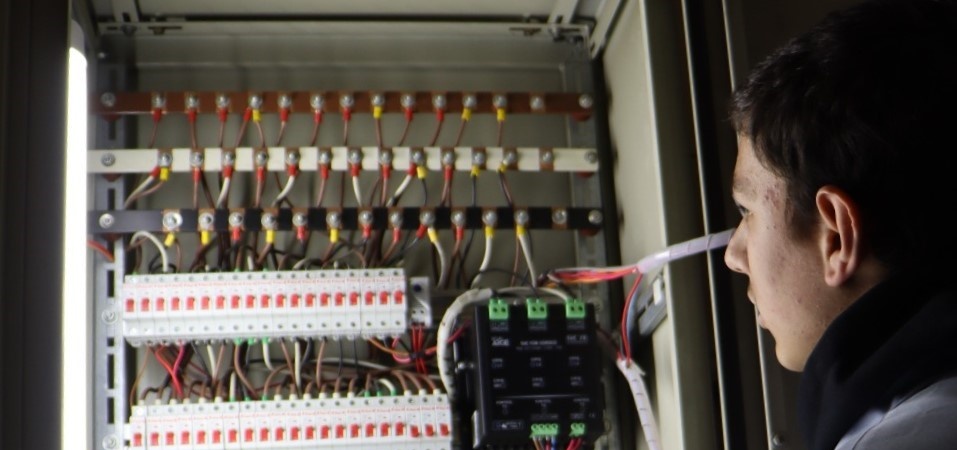 Öğrencilerden enerji tasarrufu sağlayan sistem