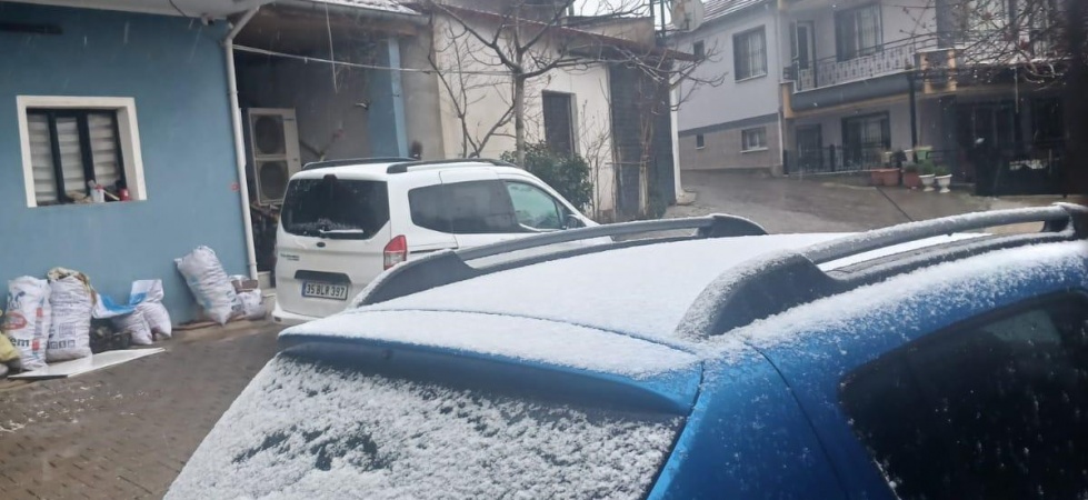 Sarıgöl’ün yüksek kesimlerine kısa süreli kar yağdı