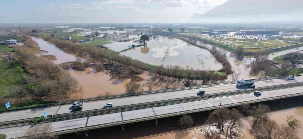 Adımla geçilen nehir taştı