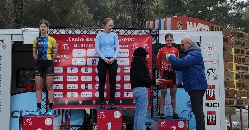 Akhisarlı bisikletçilerden Alanya’da çifte başarı