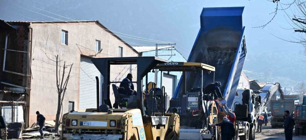 Büyükşehir kendi asfaltını yollarda kullanmaya başladı