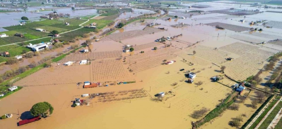Gediz Nehri taştı, köprüler alarm veriyor