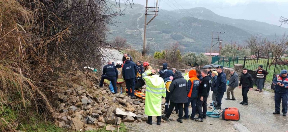 Manisa’da aşırı yağmurlardan istinat duvarı çöktü: 1 ölü