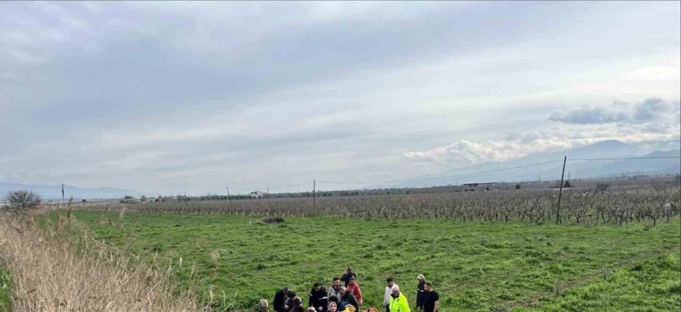 Manisa’da otomobil tarlaya uçtu: 2 yaralı