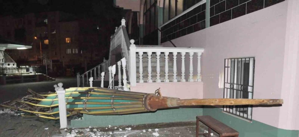 Salihli ilçesini fırtına vurdu, minarenin külahı koptu, çok sayıda ağaç devrildi