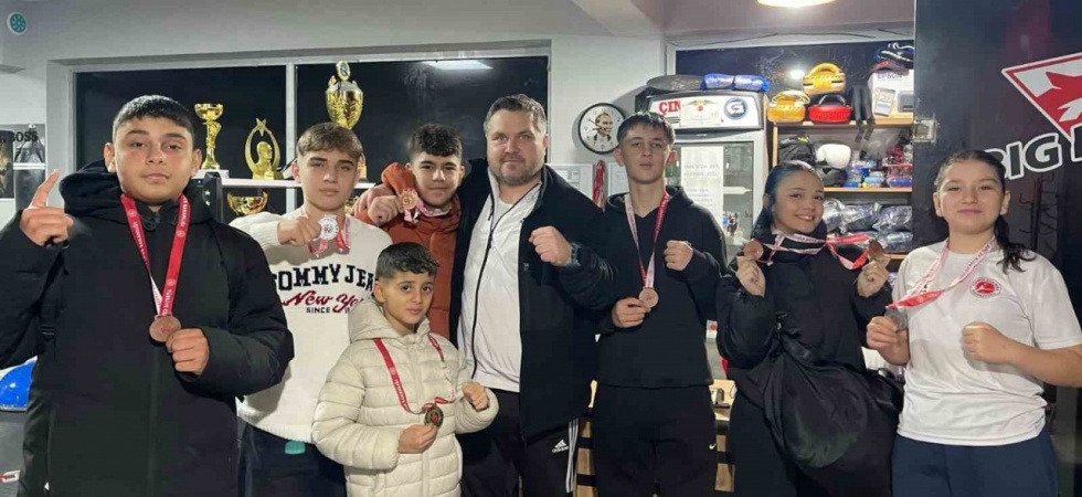 Salihlili kick boksçulardan Manisa’da madalya yağmuru