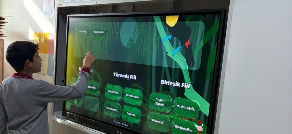 Sarıgöl Kızılçukur Ahmet Şılak Ortaokulu’na yeni akıllı tahtalar kuruldu