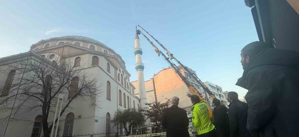 Turgutlu’da hasar gören cami minaresi vinçle düzeltildi