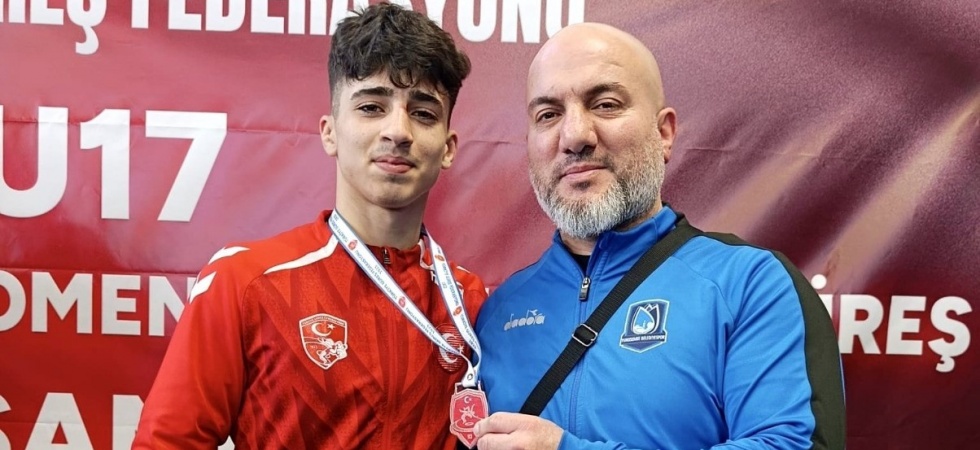 Yerlikaya’dan madalyasını alan genç güreşçi Manisa’ya gurur yaşattı