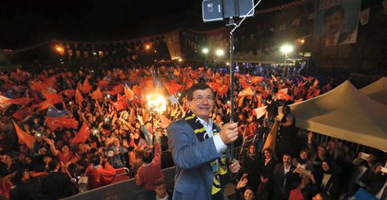 Davutoğlu’ndan İzmir’de selfieli miting