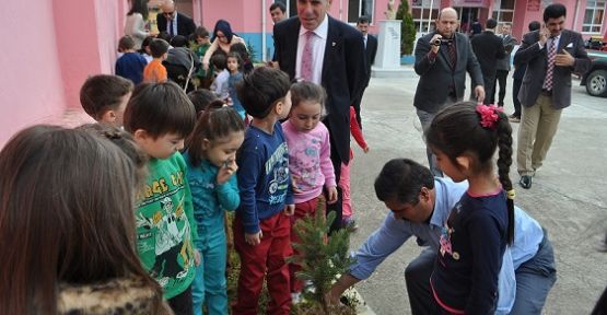 DEMİRCİ’DE ANAOKULU ÖĞRENCİLERİ FİDAN DİKTİ