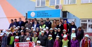 Öğrencilerden polis ve askerlere anlamlı destek