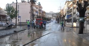 Salihli’de cadde ve sokaklar temizleniyor