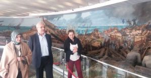 Vali Güvençer eşiyle birlikte Çanakkale Şehitleri Anıtı’nı ziyaret etti