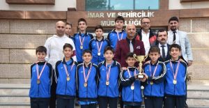 Başarılı basketbolculardan Yunusemre’ye teşekkür