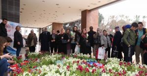 Başkan Şirin’den kadınlara çiçek jesti