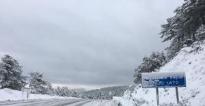 Demirci’de yüksek kesimlerde kar yağışı