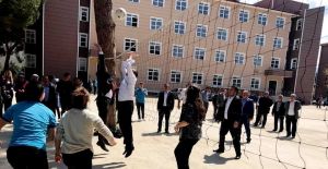 AK Parti’li Aydemir öğrencilerle voleybol oynadı