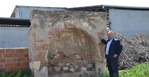 Kaderine terkedilen tarihi çeşme restorasyon bekliyor