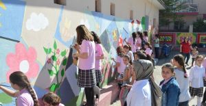 Öğrenciler okul duvarlarını resimleriyle güzelleştirdiler