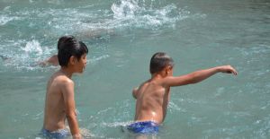 Sıcak havaya dayanamayan çocuklar soluğu havuzlarda aldı