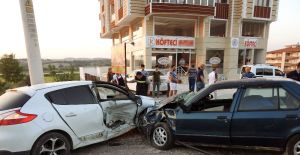 Soma’da iki araç çarpıştı: 3 yaralı