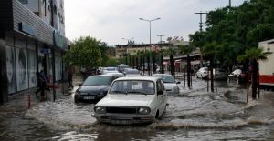 15 dakikalık yağmur Salihli’yi sular altında bıraktı