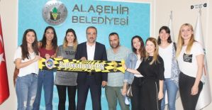 Alaşehirli ’Sarı Melekler’ 8 oyuncu ile sözleşme imzaladı