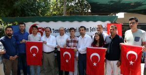 AK Parti’li gençler emanet aldıkları Türk bayraklarıyla uğurlandılar